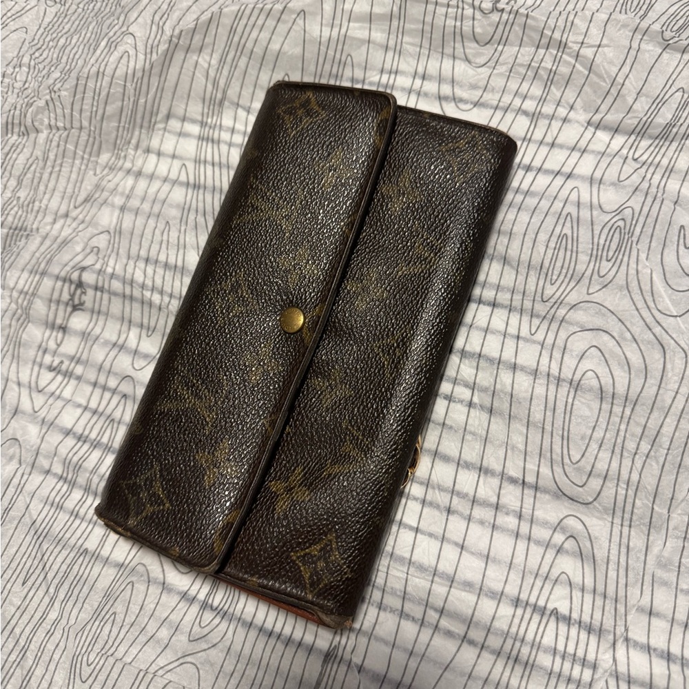 Long Sarah Louis Vuitton Monogram Wallet excellent condition, with COA Included